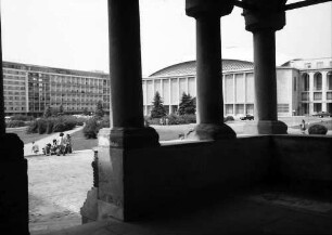 Bukarest: Durch Säule der Biserica Cretulescu auf Kongresshalle