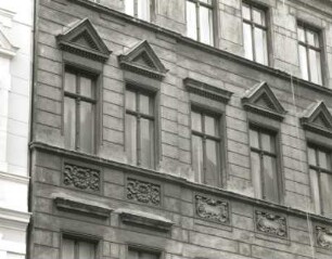 Görlitz, Brautwiesenstraße 11. Wohnhaus mit Laden (um 1898). Obergeschoßfenster