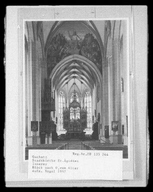 Oschatz, Ägidienkirche, Innenaufnahme : Blick auf den Triumphbogen und in den Chor mit Altar