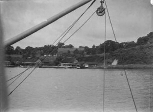 Ufer : Blick von einem Schiff auf ein Ufer