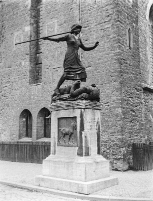 Kriegerdenkmal vor der Heilig-Kreuz-Kirche : Aschersleben