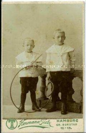 Zwei Brüder mit Spielgeräten, Carte de visite