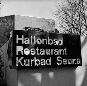 Vandalismus: Hallenbad [später Travebad-Schwimmhalle]: beschädigtes Schild