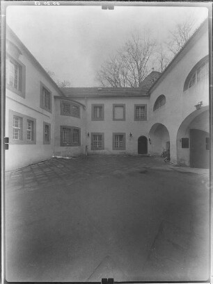 Sallgast. Ehem. Wasserschloß (M. 16. Jh. Umbau 1911; B. Ebhardt). Innenhof