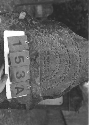 Grabstein 153 (Index: 100009010) Zustand: linker Rand zum Teil abgebröckelt, insgesamt leicht verwittert Maße HxBxT: 118x57x8 cm: Grabstein 153A