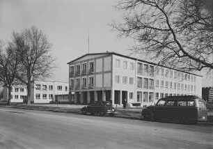 Dresden-Striesen, Fetscherstraße 2. 6. Mittelschule (1957-1958; G. Kintzer, E. Kubin). Straßenansicht