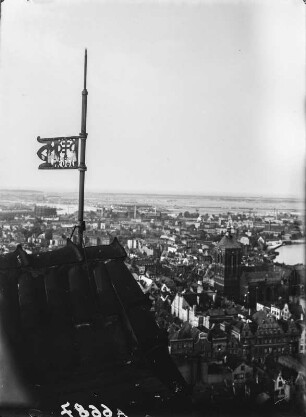 Dächer der Stadt : Blick vom Dach der Marienkirche über die Dächer Danzigs