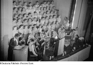 Chor und Orchester vom Kulturensemble Reichsbahn Leipzig "Roman Chwalek" bei einem Auftritt