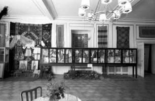 Freiburg: Hotel Europäischer Hof; rumänische Ausstellung; Wand mit Teppichen, Stickereien und Vitrinen