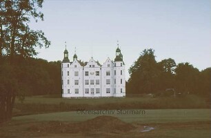 Gartenansicht, mit Wiese davor