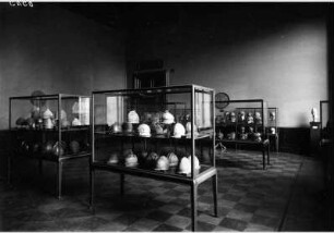 Aufstellung der Antikensammlung im Alten Museum, Antiquarium, Saal 2, Sammlung antiker Helme