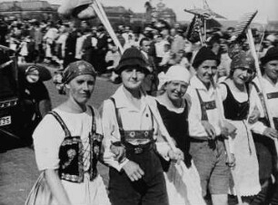 Szene aus dem Dokumentarfilm "Festzug der Dresdner Feuerwehr" anläßlich der Ausstellung "Der Rote Hahn"