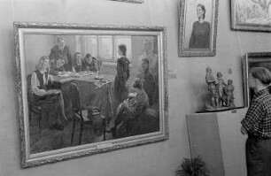 Ausstellung der Sowjetunion im Gebäude des Finanzministeriums der DDR am Werderschen Markt anlässlich der III. Weltfestspiele in Berlin : Ausstellungsbesucher vor einem Gemälde