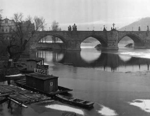Prag. Karlsbrücke (1357-1400). Blick vom Ufer der Moldau flußaufwärts
