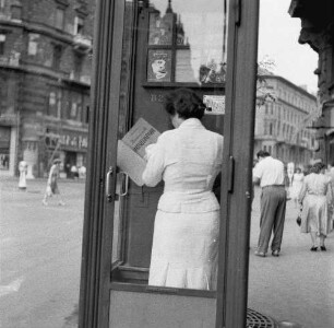 Budapest. Frau in einer Telefonzelle