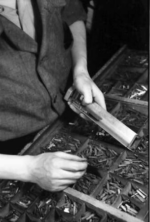 Internationale Handwerksschau Berlin Mai-Juli 1938: Buchdrucker: Setzer mit Winkelhaken