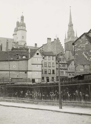 Halle (Saale), Trödel, Straßenansicht gegen Osttürme der Marktkirche und Roten Turm