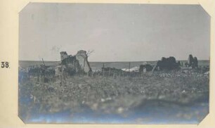 Foto einer zerstörten Häusergruppe in Ovillers(-la-Boisselle)