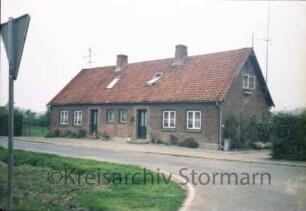 Altfresenburg 7: traufständige Landarbeiter-Doppelkate, Backsteinmauerwerk: Straßenfront mit Eingangstüren, Giebelseite