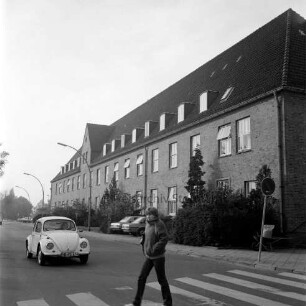 Altes Finanzamt [später Gebäude D]: Blick von der Mommsenstraße: im Vordergrund Mitte Fußgänger auf Zebrastreifen: links VW-Käfer