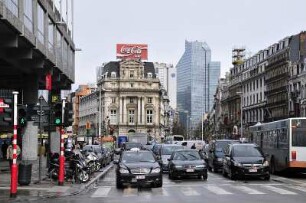 Brüssel - Boulevard Anspach : Straßenverkehr auf dem zentralen Boulevard Anspach, aufgenommen in Brüssel am 31. März 2010