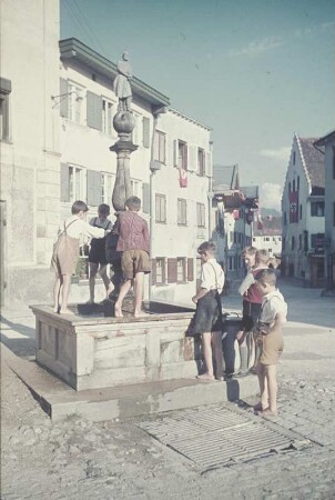 Bad Tölz. Gruppe von Jungen an einem Stockbrunnen
