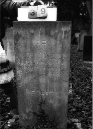 Grabstein 39 (Index: 100094112) Maße HxBxT: 115x51x13 cm Besonderheit: Kindergrab: Grabstein 39