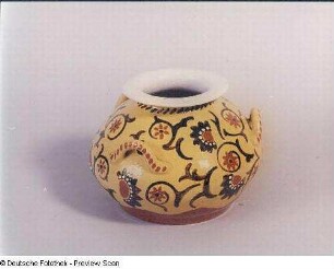 Vase mit drei Henkeln