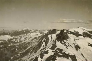 Österreich. Hohe Tauern, Goldberggruppe. Blick vom Geisselkopf (2968 m) nach Westen. Links im Hintergrund der Großglockner (3798 m)