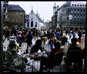München: Tischgäste am Marienplatz, Hintergrund Mariensäule