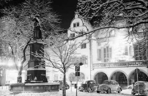 Freiburg: Rathaus mit beleuchtetem Tannenbaum