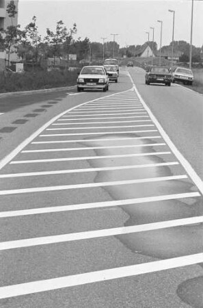 Anbringung von Abbiegeinseln und Abbiegespuren auf der Fahrbahn der Neureuter Querallee