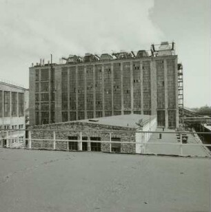 VE Braunkohlenkombinat Senftenberg, Brikettfabrik Sonne (I 1952-1954, II 1961-1962). Teilanlage Sonne II von Westen : Freienhufen. VE Braunkohlenkombinat Senftenberg, Brikettfabrik Sonne (I 1952-1954, II 1961-1962). Teilanlage Sonne II von Westen