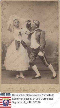 Mellenthin, Maximilian v. (1862-1922) / Porträt mit Ehefrau Alexandrine v. Mellenthin geb. v. Tiedemann (1862-1923) in Kostümen in Raum stehend, Ganzfigur