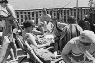 Bordleben auf dem Passagierschiff "Milwaukee". Sonnenbadende mit Liegestühlen