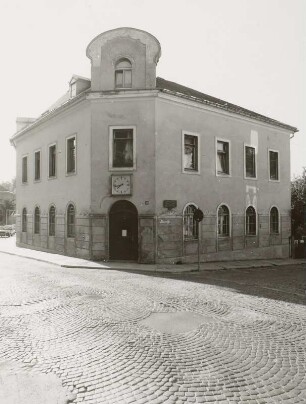 Markneukirchen, Wohnhaus mit Laden und Stadtbücherei : Markneukirchen (Vogtlandkreis), Wohnhaus mit Laden und Stadtbücherei, Straße des Friedens 26/ Ecke Krumme Straße, Eckansicht