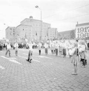 Kinder bei Stocktanzaufführung auf dem Augustusplatz während des Festes der Freundschaft in Leipzig
