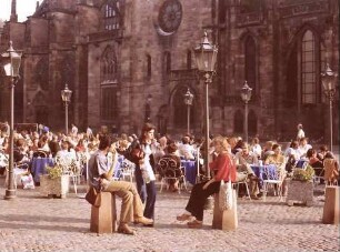 Freiburg: Kaffeegäste am Ratskeller und Rappen