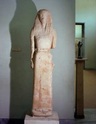 Statue der Artemis, Weihgeschenk der Nikandra aus Naxos : Athen. Archäologisches Nationalmuseum. Statue der Artemis von Delos. Weihgeschenk der Nikandra aus Naxos, um 650 v. Chr.