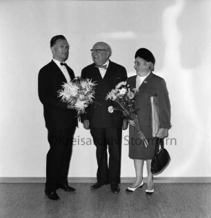 Verabschiedung von Musikdirektor August König: Turnhalle der Stadtschule: Königstraße: Überreichung eines Blumenstraußes an König im Beisein seiner Ehefrau: 9. Juli 1967