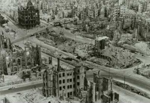Dresden, Pirnaischer Platz. Blick vom Rathausturm über die Ruinen der Moritzstraße zum Pirnaischen Platz