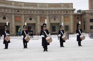 Stockholm - Wachaufzug am Schloss : Wachablösung vor dem Königlichen Schloss, Trommler der Svea Livgarde, aufgenommen 2006 in Stockholm