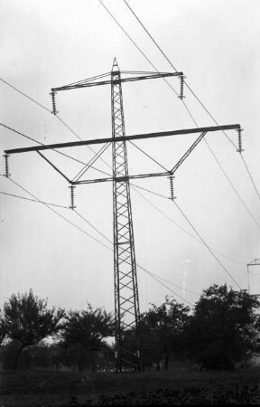 Deutschland. Erste 220/380 kV-Freileitung der Firma Elektroarmaturenwerk JWH Radebeul. 220-kV-Tragmast