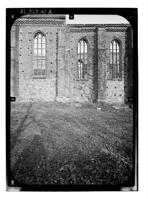 Müncheberg. Ruine der Stadtpfarrkirche St. Marien. Teilansicht von Süden