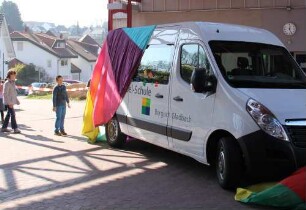 Übergabe eines neuen Busses