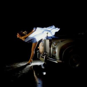 Model mit Auto im Studio