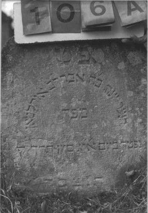 Grabstein 106 (Index: 99786770) Zustand: kleines Stück abgeblättert Maße HxBxT: 50x43x8 cm: Grabstein 106A