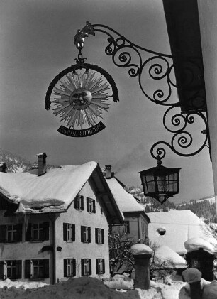 Ausleger vom Gasthaus „Sonne“ : Ausleger vom Gasthaus „Sonne“. Metall (um 1925). Bad Hindelang, Marktstraße 15