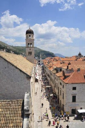 Dubrovnik - Altstadtüberblick : Blick von der Stadtmauer auf die Hauptstarße "Stradun". Links steht das ehemalige Franziskanerkloster. Aufgenommen am 2. Juli 2010 in Dubrovnik
