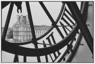 Paris. Blick aus der Turmuhr des Musée d`Orsay auf den Louvre-Palast